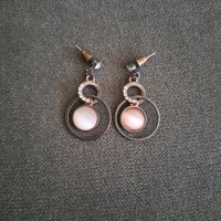 Обеци метал меден цвят с розов седеф и бели камъчета с щифт, снимка 2 - Обеци - 41772026