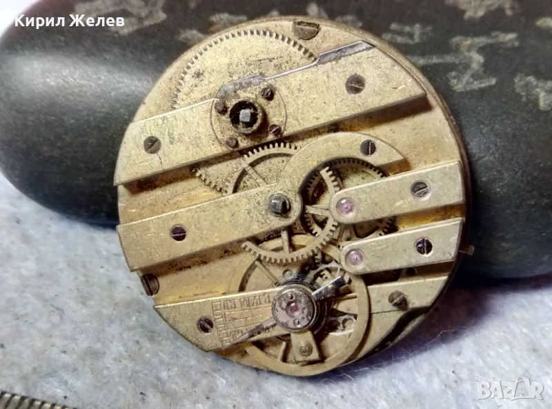 МЕХАНИЗЪМ от СТАР ШВЕЙЦАРСКИ ДЖОБЕН ЧАСОВНИК с ПОРЦЕЛАНОВ РИМСКИ ЦИФЕРБЛАТ За КОЛЕКЦИЯ ЧАСТИ 49706, снимка 1