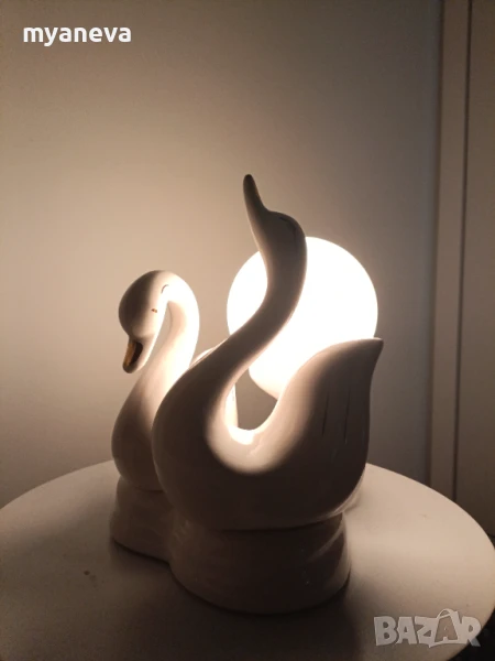 Порцеланова, стара настолна лампа с влюбени лебеди от СОЦА. , снимка 1