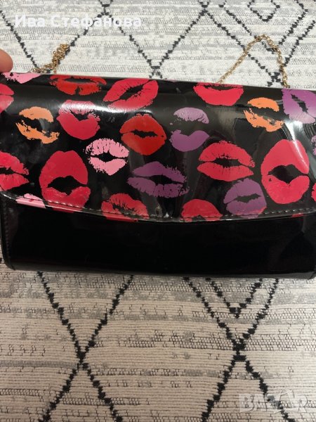 Уникална лачена чанта клъч целувки с устни , снимка 1