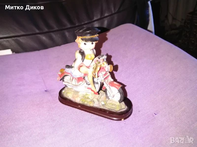 Скулптурка рокерка по бански на мотор 134х52мм и Н-127мм, снимка 1