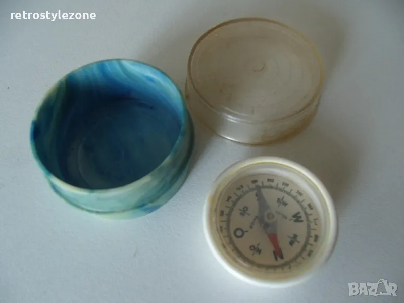 № 7944 стар малък компас   - с кутийка  - диаметър 3,5 см   - соц.период / България - Г.С София /, снимка 1