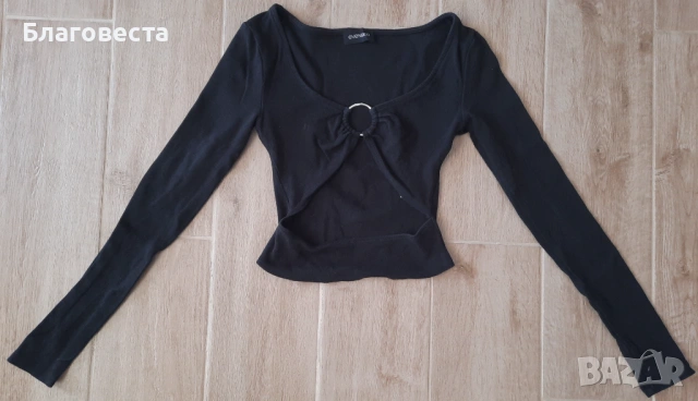 Къса блуза с ефектен разрез 