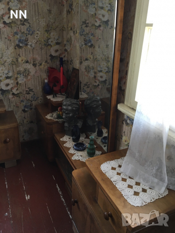 Нощно шкафче орехов масив, огледало и тоалетка, снимка 3 - Шкафове - 34023536