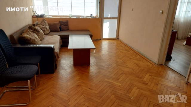 Продава се тристаен апартaмент в кв. Любен Каравелов с възможен бартер