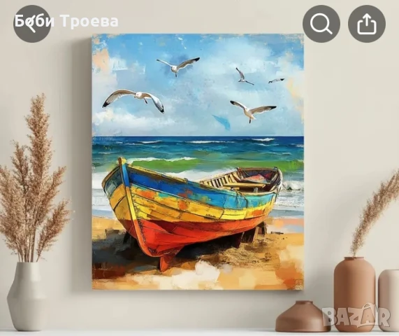 Цветни дървени лодки на плажа с летящи чайки в заден план