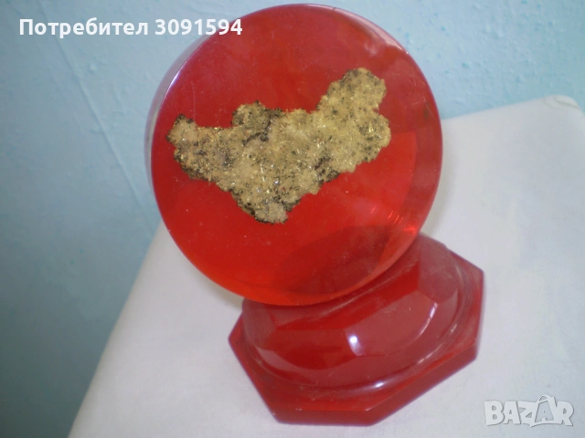 Стара рядка уникална руда в червен луцит с вградена руда , снимка 2 - Антикварни и старинни предмети - 53736552