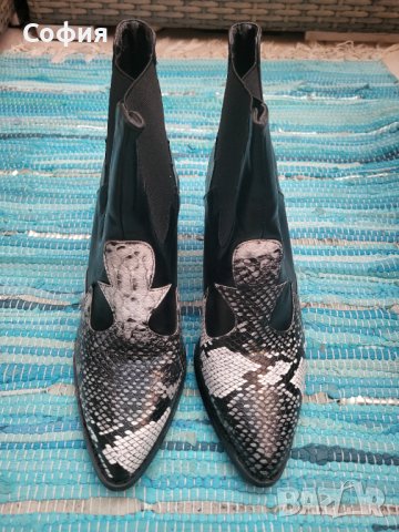 Модерни боти със змийски принт, снимка 2 - Дамски боти - 42598416