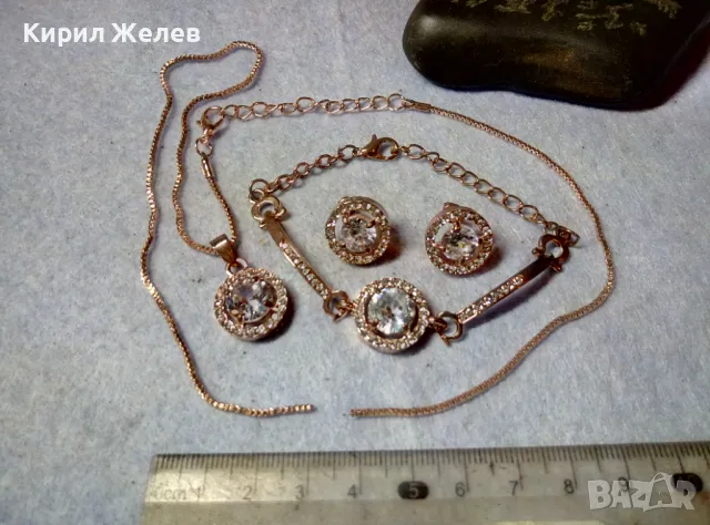 НЕЖЕН ПОЗЛАТЕН БИЖУТЕРИЕН АРТ КОМПЛЕКТ ГРИВНА ОБЕЦИ и КОЛИЕ с ФАСЕТИРАНИ ИСКРЯЩИ ЦИРКОНИ 48763
