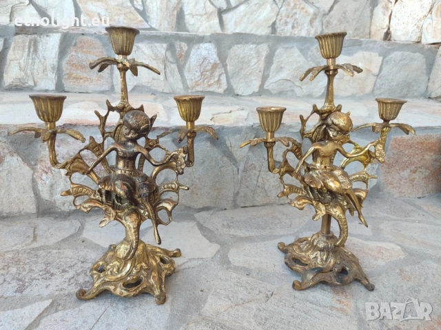 Старинни испански бронзови свещници с красиви орнаменти и фигурки херувими 