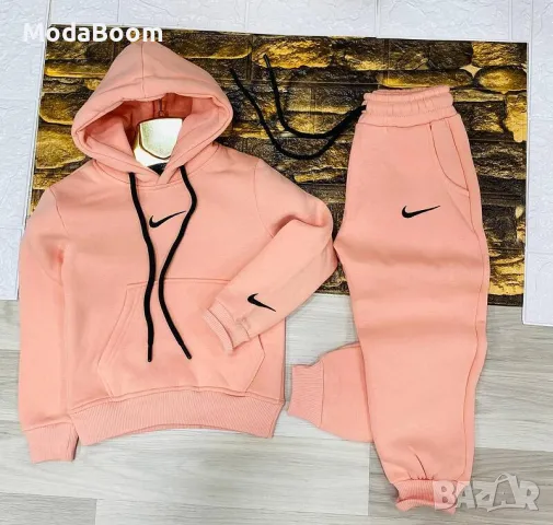 Nike Детски ватиран комплект в цвят праскова – модерен и удобен
