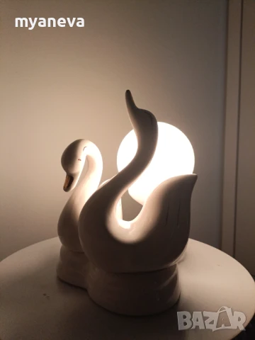 Порцеланова, стара настолна лампа с влюбени лебеди от СОЦА. 