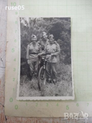 Снимка на трима военни