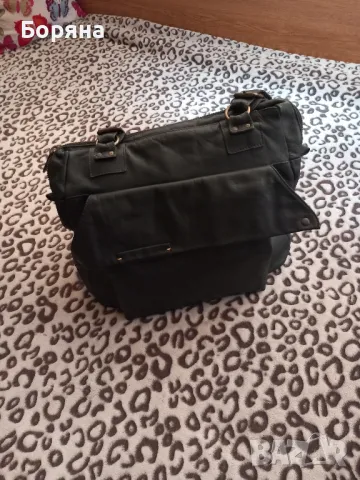 Чанта от естествена кожа.