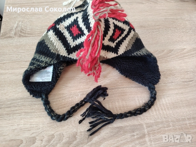 Зимна шапка с пискюли . Нова, снимка 4 - Шапки - 52774455