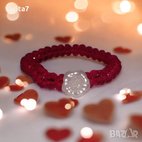 Фасетирана червена гривна мартеница с красива бяла перлена роза , снимка 4 - Гривни - 53179739