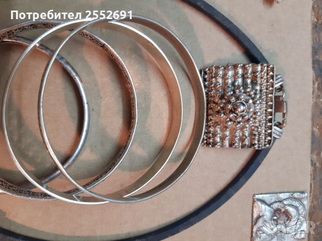 Накити , снимка 2 - Колиета, медальони, синджири - 36189412