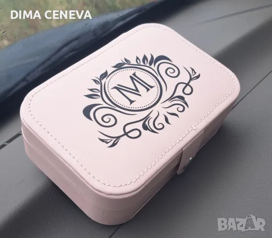 Персонализиран несесер за гримове и принадлежности.