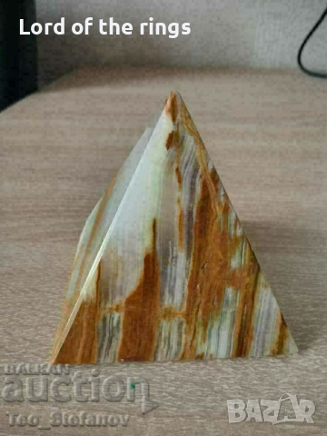 Пирамида от мраморен оникс