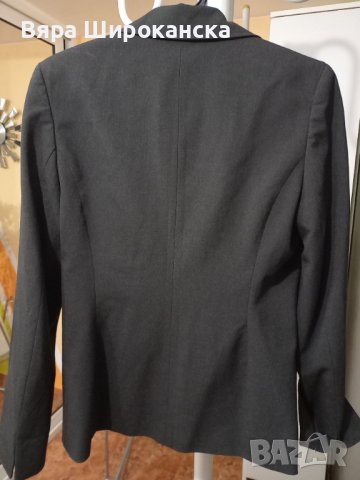 Късо тъмносиво сако, почти черно. Размер: М, L. Много стегнат плат с подплата. , снимка 2 - Сака - 40524702