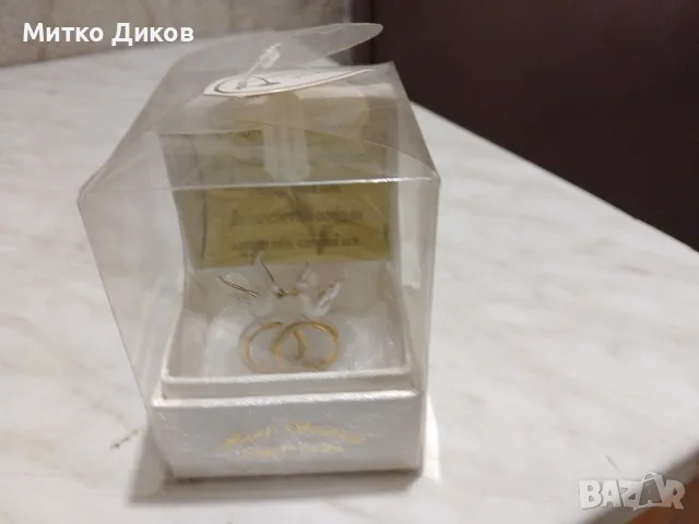 Сватбени халки с два гълъба - стъклена сватбена фигурка с позлата и гълъби в кутийка нова на Елеон
