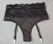 S/M еротични черни изрязани бикини с два броя жартиери отпред, снимка 4