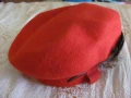 Красива червена дамска шапка барета -филц и пера, снимка 1
