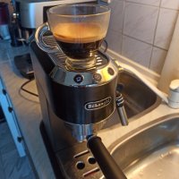 Кафемашина Делонги Дебика с ръкохватка с крема диск, работи перфектно и прави страхотно кафе, снимка 2 - Кафемашини - 41726425
