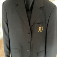 Униформа Мъжки екип костюм с падпис и емблема на училище П.Р.Славейков, снимка 1 - Костюми - 36497989