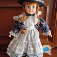 Порцеланова фигура колекционерска кукла с стойка и печат 40 см, снимка 1 - Други ценни предмети - 41642749