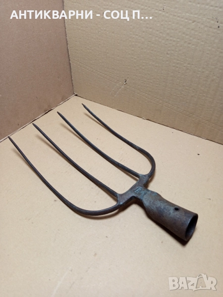 Соц Стара Ръчно Кована Вила За Сено., снимка 1