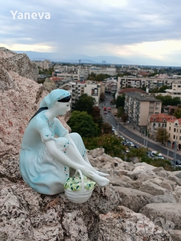 Vintage порцеланова статуетка на дама с кошница в седнала поза, снимка 5 - Статуетки - 51912759