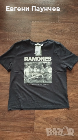 Нова H&M x Ramones дамска тениска размер band tee grunge M(Умалена)
