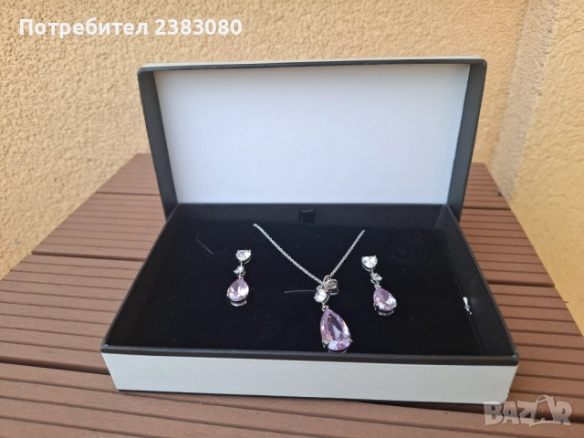 Елегантен комплект бижута Martin James (колие + обеци) в кутия, снимка 2 - Бижутерийни комплекти - 52905194