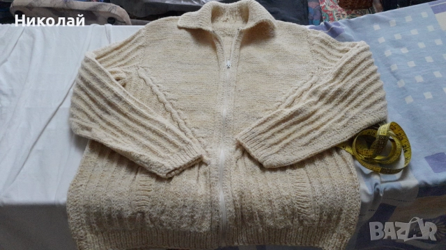 Вълнен пуловер с цип