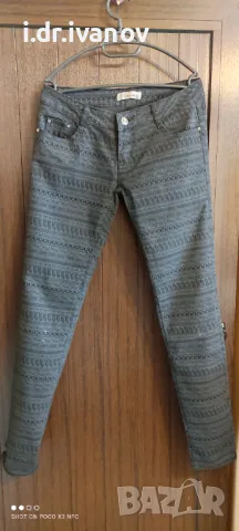 Тъмни еластични дънки с орнаменти