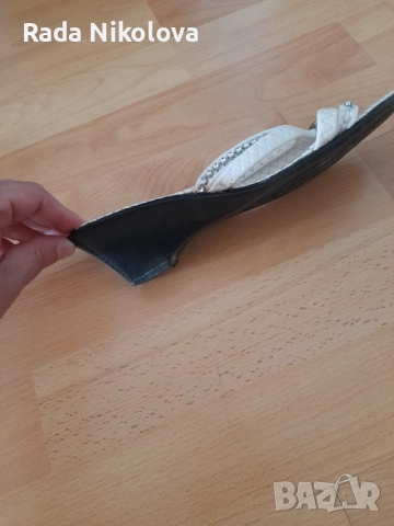 Дамски чехли с малък ток в бяло, снимка 2 - Чехли - 51925311