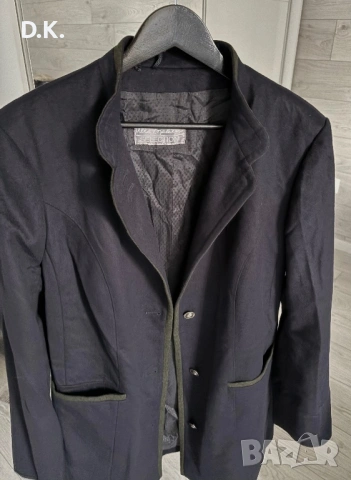 Дамско палто в тъмносин цвят-70%вълна,5%кашмир,25%полиетер. Размер 44. Гръдна обиколка-110см.