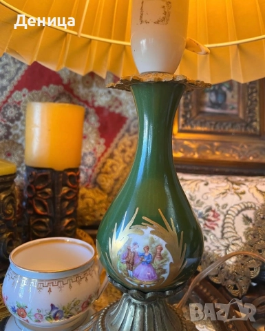 Една красваица за нощното ви шкафче или за интимното ви кътче 💚 Месингова основа, красив зелен порц, снимка 2 - Настолни лампи - 52598779