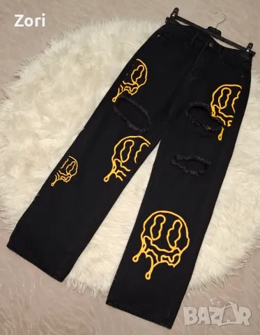 УНИКАЛНИ черни накъсани дънки с жълта щампа, снимка 1