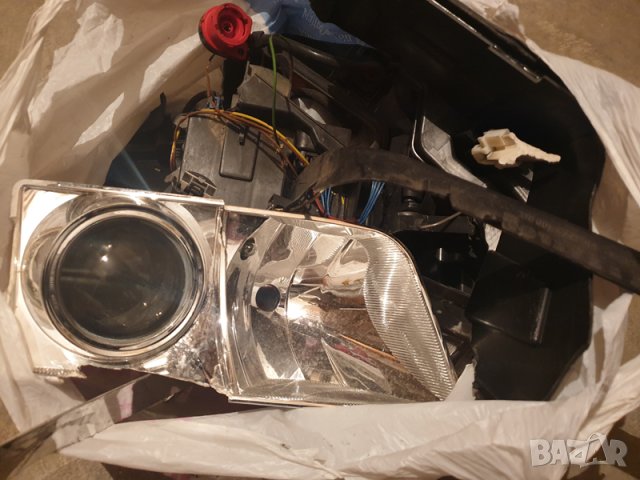 Продавам оригинален десен фар ксенон от фейслифтово Audi A6 на части, работещ баласт, голяма лупа