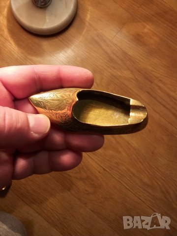 Малък старинен  бронзов пепелник цървулче носия  1   - красота за твоя дом, бар заведение фолклор, снимка 2 - Антикварни и старинни предмети - 44605489