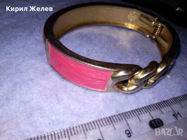 ШАРМАНТНА ЗЛАТИСТА МАРКОВА ФЕШЪН МОДЕЛ БРОНЗОВА ГРИВНА с РОЗОВ ЕМАЙЛ-ЛАК 37953, снимка 6 - Гривни - 40814197