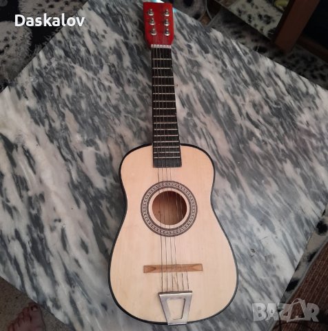 Продавам малка дървена китара