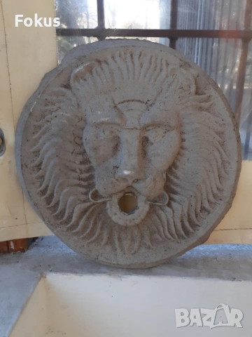 Голяма стара циментена розетка за чешма лъв лъвска глава