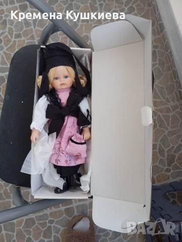 Колекционерска порцеланова кукла с кутия 