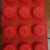 12 бр хапки цилиндри с фъгурка силиконов молд форма калъп гипс шоколад бонбони сапун, снимка 1 - Форми - 40303275