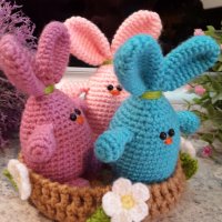 Великденски подаръци. Три зайчета в гнездото. Плетена играчка. Ръчно изработени., снимка 1 - Романтични подаръци - 39875113