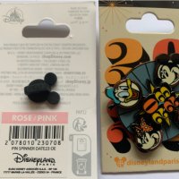 Значка Mickey and friends, Disneyland Paris 2023 collection, трислойна, въртящи елементи, 2 бр. нови, снимка 6 - Колекции - 44567733