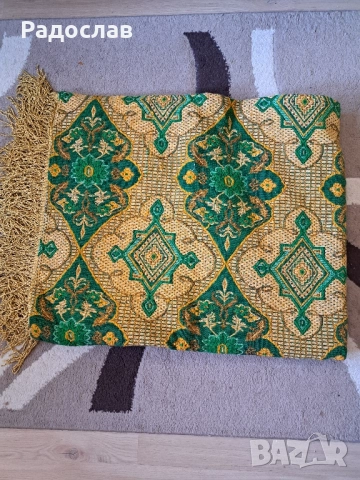 Чисто нови ръчно бродиране карета, вълнени кувертюри и плюшени коьори